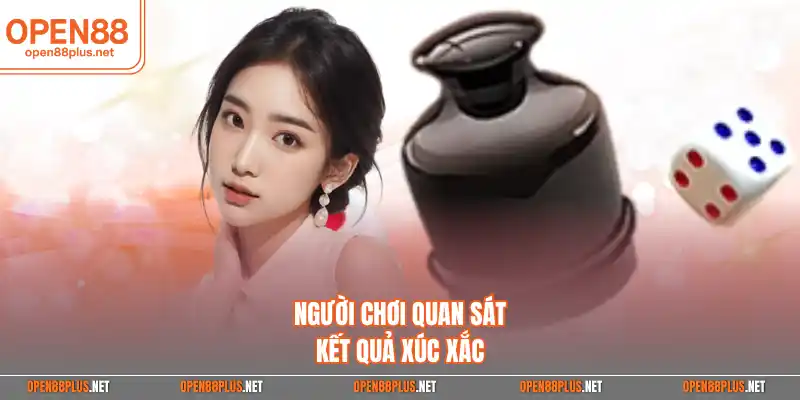 Người chơi quan sát kết quả xúc xắc