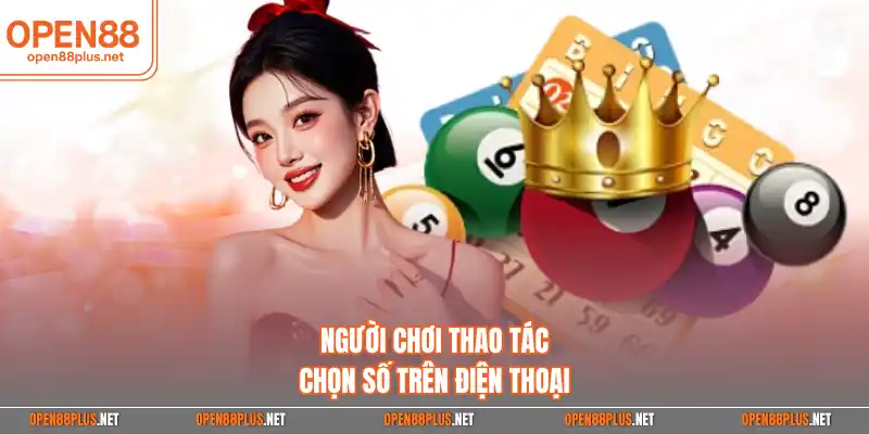 Người chơi thao tác chọn số trên điện thoại